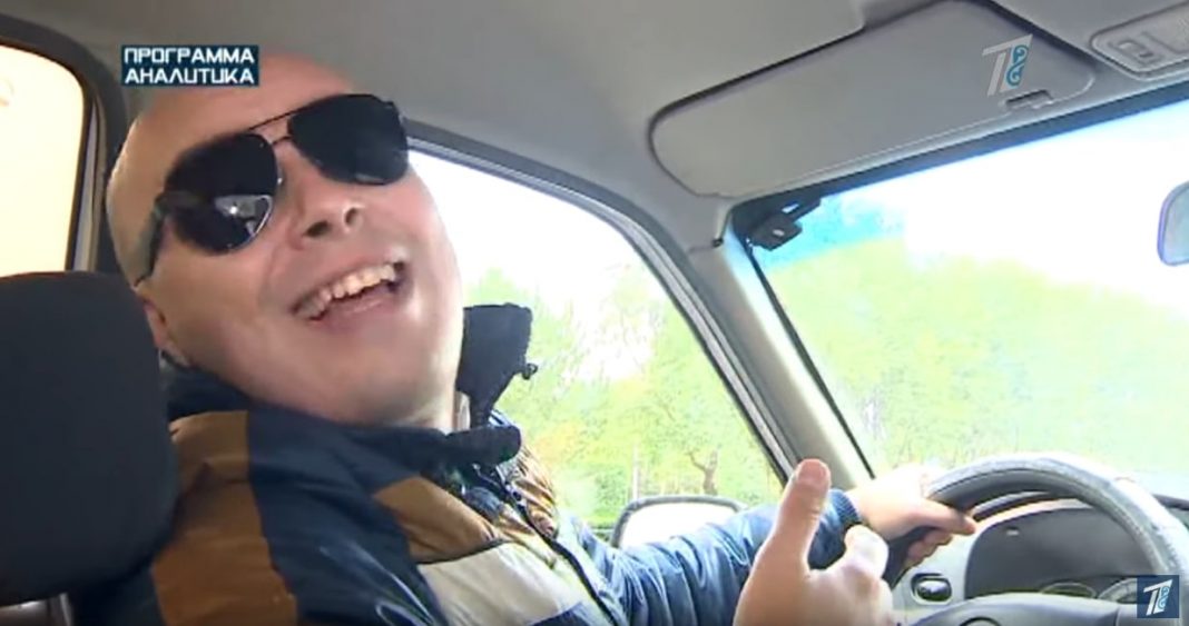 Жігіт видеода өз мүшесін көрсетеді.