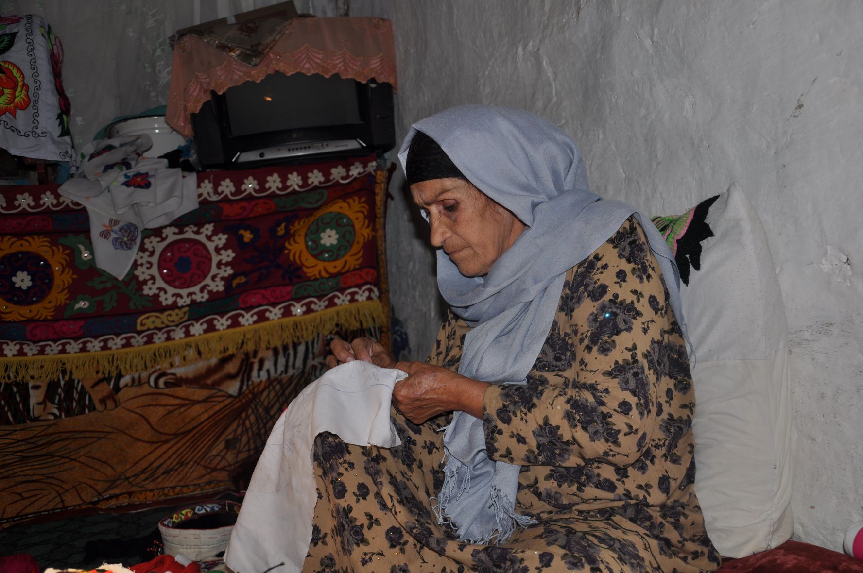Мама по таджикски. Фото Афганская мать.