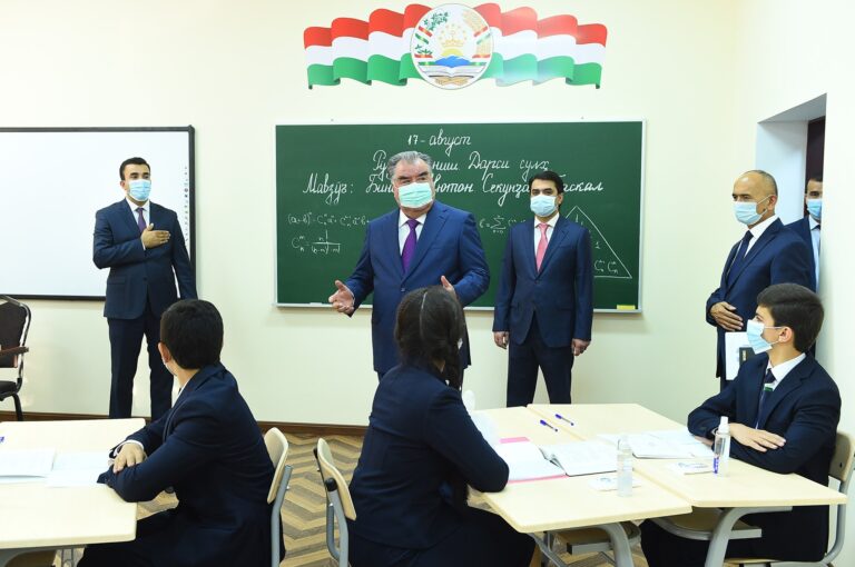 Президентские уроки: в Таджикистане в прямом эфире начали учебный год