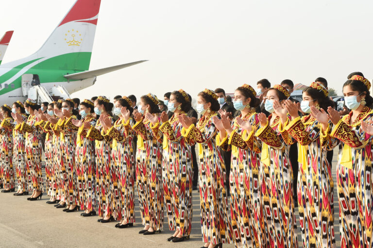 Женщины-красавицы и женщины-колхозницы: какими жительниц Таджикистана видит главный госканал