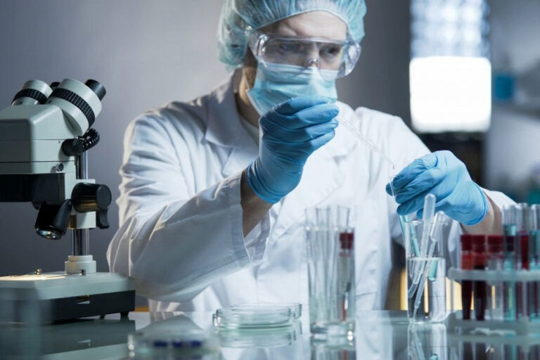 «Задавать глупые вопросы умным людям»: как работать с цифрами, учёными и научной информацией о COVID-19