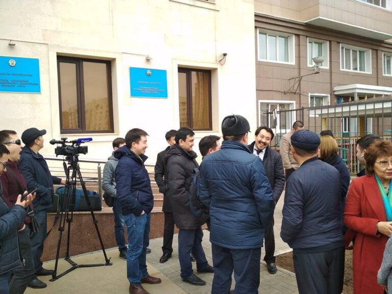 Журналиста Глушкову обвинили в нападении, выгнали из зала суда и заочно вынесли приговор