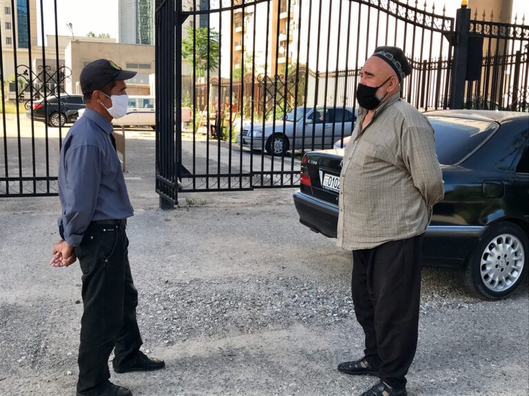 В Таджикистане журналистов будут штрафовать за «неточную» и «неправдивую» информацию о COVID-19. Что это значит?