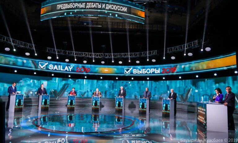 Камча и трое за кадром: как прошли предвыборные дебаты кандидатов в президенты