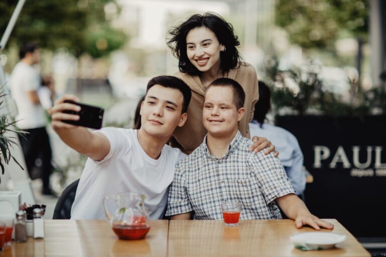 Как рассказывать о людях с синдромом Дауна