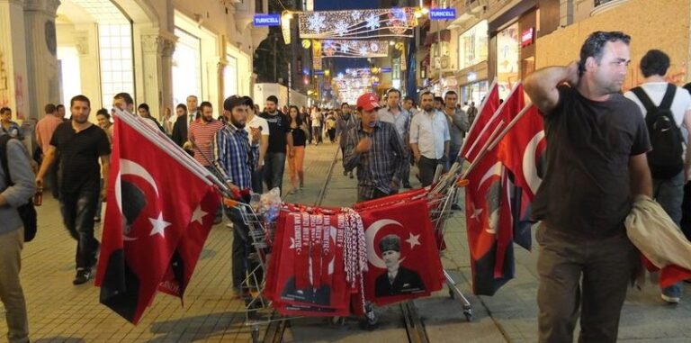 Баррикады и битые стекла. Стамбул.