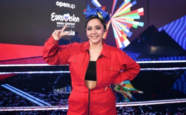 Manizha как зеркало русской революции: что говорят об исполнительнице «Russian Woman» в медиа