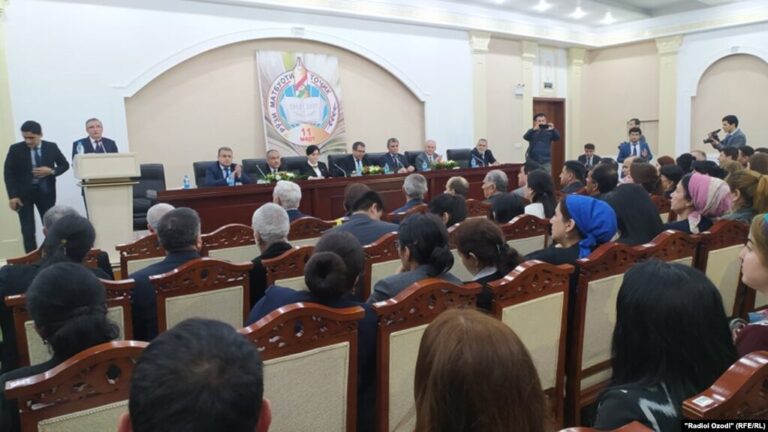 Животные, черви, жуки: какие эпитеты антигероям подбирают СМИ в Таджикистане