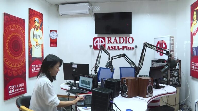 Безумство душанбинского утра: как проходят ранние радиоэфиры в столице Таджикистана