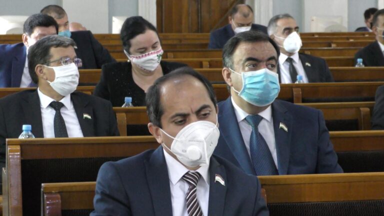 Журналисты в Таджикистане заговорили о COVID-19 на официальном языке