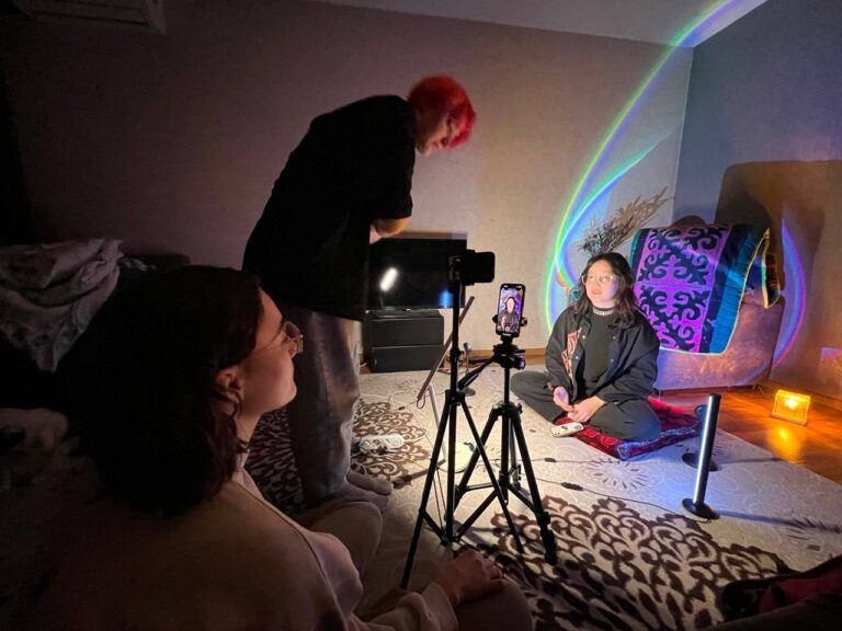 Два языка — одна аудитория: как работает новое медиа Yido из Кыргызстана Два языка — одна аудитория: как работает новое медиа Yido из Кыргызстана