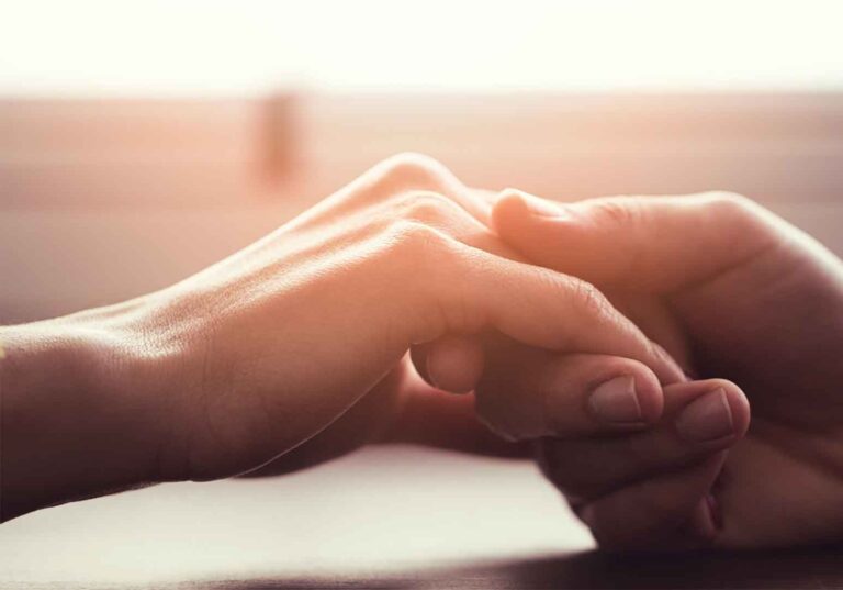 Как журналистам говорить о насилии и суицидах так, чтобы не навредить? 