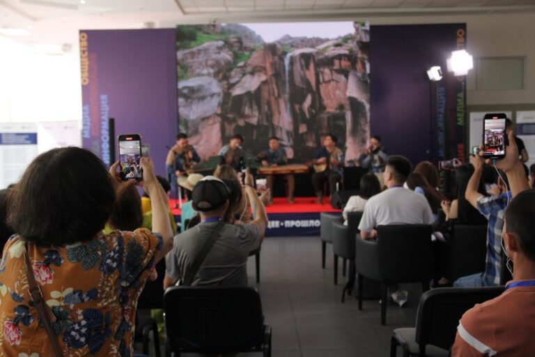 Медиа без иллюзий: как журналистам выживать и зарабатывать в Центральной Азии 