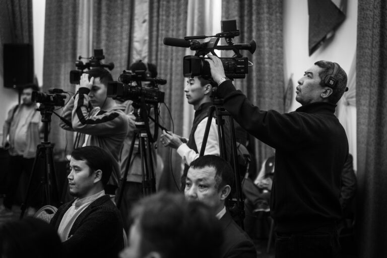 Свободы меньше, осторожности больше: медиарынок Кыргызстана в новой реальности 