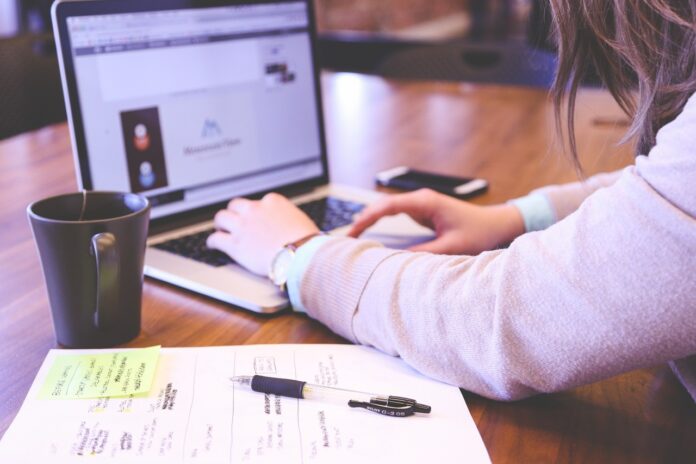 laptop-computer-writing-work-hand-screen-710504-pxhere.com_